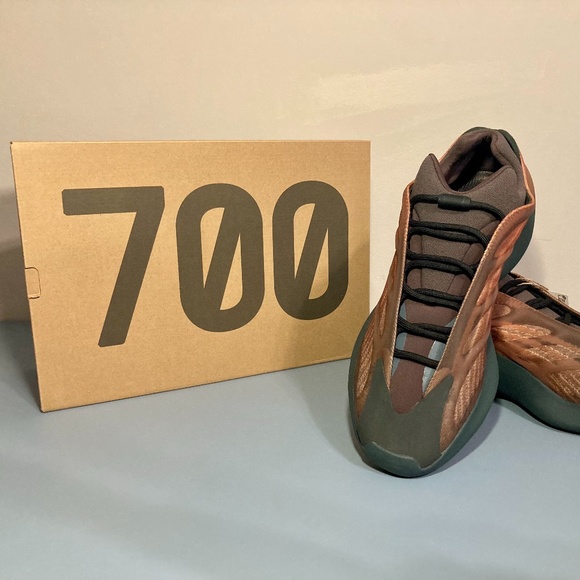 Yeezy 700 V3 Copper Fade - Size 13 - NEW main image 8